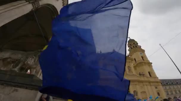 Мая Мюнхен Германия Протест Украинцев Одеонсплац Демонстранты Против Вторжения России — стоковое видео