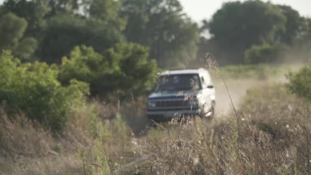 Oekraïne Kiev Juni 2022 Een Militaire Suv Rijdt Een Stoffige — Stockvideo