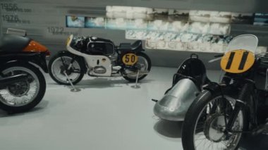 15 Nisan 2022, Münih, Almanya. BMW Müzesi. BMW Müzesi 'nde motosiklet ve Münih' te Welt. BMW Müzesi 'nin sergi salonu. Müze galerisinde BMW motosikletleri.