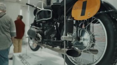 15 Nisan 2022, Münih, Almanya. BMW Müzesi. BMW Müzesi 'nde motosiklet ve Münih' te Welt. BMW Müzesi 'nin sergi salonu. Müze galerisinde BMW motosikletleri.