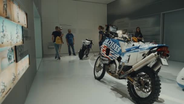 2022年4月15日 德国慕尼黑 宝马博物馆摩托车在宝马博物馆和慕尼黑韦尔特 宝马博物馆展览馆 宝马摩托车在博物馆画廊 — 图库视频影像