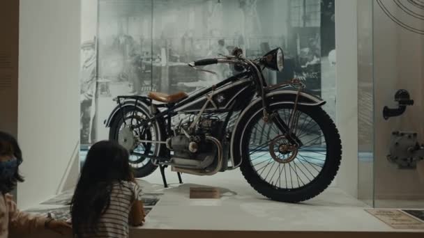 Dubna 2022 Mnichov Německo Muzeum Bmw Motocykl Muzeu Bmw Welt — Stock video