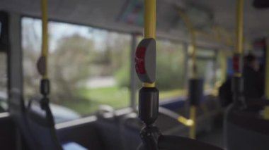 Münih 'te mavi koltuklu boş bir otobüsün içinde. Almanya 'nın Bavyera bölgesinde toplu taşıma konusu. Münih 'in hat otobüsü görünümü