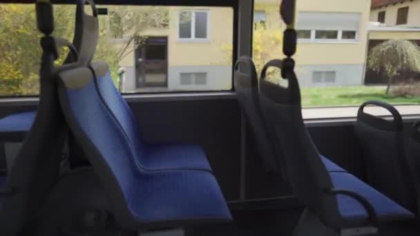 Внутрішня Частина Порожнього Автобуса Синіми Сидіннями Маршруті Мюнхені Тема Громадського — стокове відео