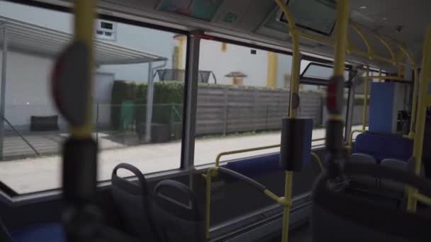 Interieur Van Een Lege Bus Met Blauwe Stoelen Een Route — Stockvideo