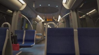 Münih, Almanya 'da metro. Mavi koltuklu boş, yeni model bir metro vagonunun içi sırayla ilerliyor. Bavyera 'da metro, yolda yeni boş bir vagon. U-Bahn Muz