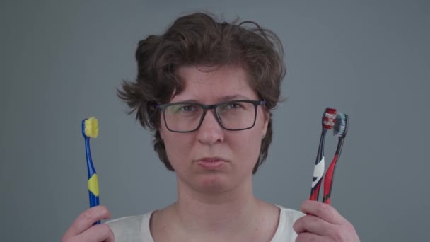 Das Thema Ist Zahnmedizin Dentalhygiene Verrückte Frau Lächelt Breit Zeigt — Stockvideo