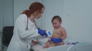 Muayene için doktordaki küçük kız. Doktor çocuk doktoru ve bebek hastası. Doktor randevusundaki çocuk hasta. Çocuk doktoru, çocukların sağlığını kontrol ediyor. Neonotolog bir bebek doktoru tarafından tıbbi muayene.