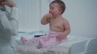 Çocuk doktoru, bebek hastasına özel bir çocuk kliniğinde sağlık hizmeti veriyor. Yenidoğan uzmanı. Klinikte bir yaşındaki küçük bir çocuk için tıbbi atama. Sağlık hizmetleri