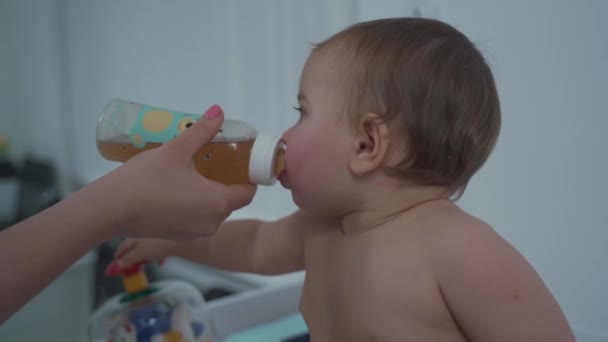 Pediatra Que Brinda Atención Médica Paciente Bebé Consultorio Una Clínica — Vídeo de stock