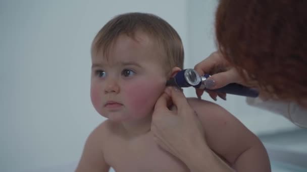 Kızıl Saçlı Kadın Doktor Küçük Çocuğu Modern Bir Klinikte Bir — Stok video