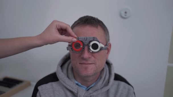 Examinar Visión Del Paciente Examen Ocular Optometrista Revisando Vista Del — Vídeos de Stock