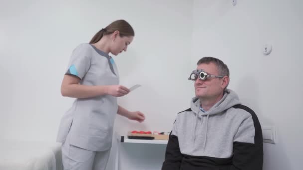 Sehkorrektur Auswahl Der Brillen Professionelle Versuchsrahmen Gesicht Des Männlichen Patienten — Stockvideo