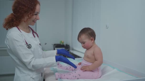 Klein Meisje Bij Dokter Voor Controle Dokter Kinderarts Baby Patiënt — Stockvideo