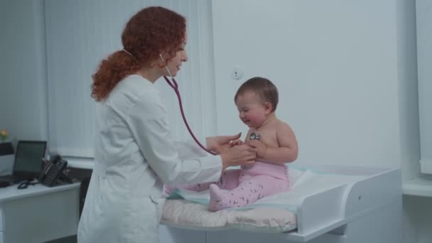 Dziewczynka Lekarza Kontrolę Lekarz Pediatra Pacjentka Dziecka Pacjentka Wizycie Lekarza — Wideo stockowe