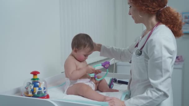 Klein Meisje Bij Dokter Voor Controle Dokter Kinderarts Baby Patiënt — Stockvideo