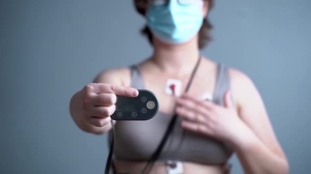 携带全息监测仪传感器的妇女 每日监测其身体上的心电图 心脏病的治疗 健康控制 心脏病的治疗 每天24小时Ekg — 图库视频影像
