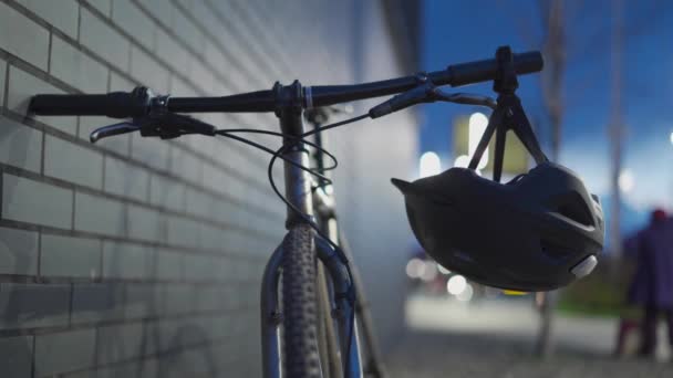 Helm Mit Roter Signalleuchte Fahrradlenker Der Nacht Thema Ist Die — Stockvideo