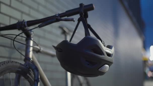 Thema Verkehrssicherheit Für Radfahrer Ein Fahrradhelm Mit Rotlichtbake Hängt Abends — Stockvideo