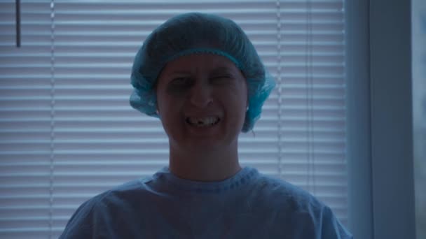 Pacjentka Szpitalu Ubraniu Medycznym Wypadku Samochodowym Ranna Twarz Dentysta Pobliżu — Wideo stockowe