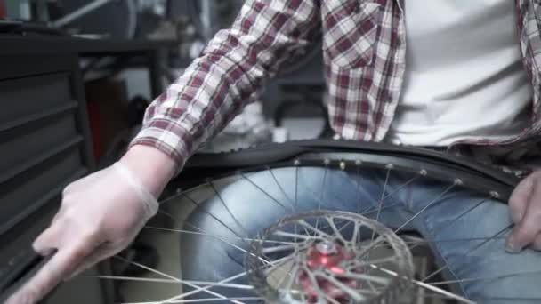 一位自行车修理工在修理店更换了一个自行车管子和轮胎 并修好了一个自行车轮毂 自行车轮胎的保养 技师正在修理自行车轮子 在工作室工作的工程师 — 图库视频影像