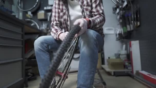 一位自行车修理工在修理店更换了一个自行车管子和轮胎 并修好了一个自行车轮毂 自行车轮胎的保养 技师正在修理自行车轮子 在工作室工作的工程师 — 图库视频影像