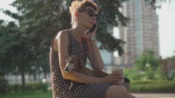 Ældre Kvinde Taler Telefon Holder Lille Gravhund Hund Hund Drikker – Stock-video
