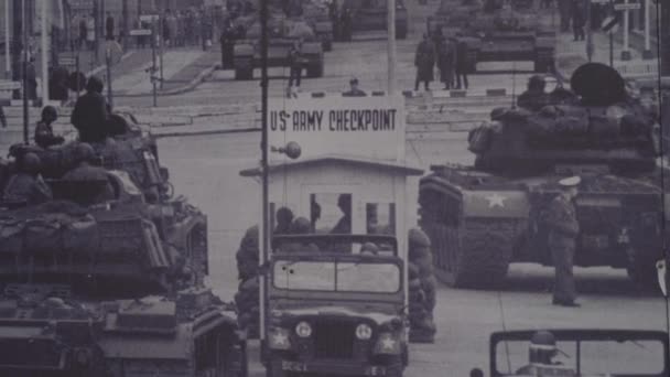 Marzo 2022 Berlín Alemania Checkpoint Charlie Famoso Pasaje Entre Berlín — Vídeos de Stock