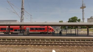 17 Haziran 2022, Almanya, Bavyera, Buchloe tren istasyonu. Alman Demiryolları, bölgesel trenler, DB, Deutsche Bahn AG. Bayern 'de küçük bir demiryolu durağı. Tema Halkı Deutschland 'da Çeviri: 