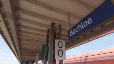 17 Haziran 2022, Almanya, Bavyera, Buchloe tren istasyonu. Alman Demiryolları, bölgesel trenler, DB, Deutsche Bahn AG. Bayern 'de küçük bir demiryolu durağı. Tema Halkı Deutschland 'da Çeviri: 