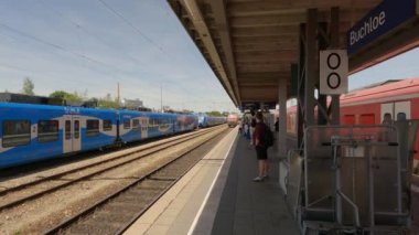17 Haziran 2022, Almanya, Bavyera, Buchloe tren istasyonu. Alman Demiryolları, bölgesel trenler, DB, Deutsche Bahn AG. Bayern 'de küçük bir demiryolu durağı. Tema Halkı Deutschland 'da Çeviri: 