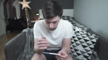 Baba olmak için çok gencim. Adam hamilelik testinin sonucuna bakıyor ve çok üzgün. Ben artık baba olmak istemiyorum. Erkek, evde hamilelik testi yaptırmaktan bıktı. Kürtaj yaptırmayı düşünüyorum.