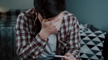 Baba olmak için çok gencim. Adam hamilelik testinin sonucuna bakıyor ve çok üzgün. Ben artık baba olmak istemiyorum. Erkek, evde hamilelik testi yaptırmaktan bıktı. Kürtaj yaptırmayı düşünüyorum.