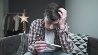 Baba olmak için çok gencim. Adam hamilelik testinin sonucuna bakıyor ve çok üzgün. Ben artık baba olmak istemiyorum. Erkek, evde hamilelik testi yaptırmaktan bıktı. Kürtaj yaptırmayı düşünüyorum.