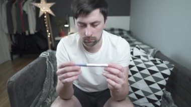 Baba olmak için çok gencim. Adam hamilelik testinin sonucuna bakıyor ve çok üzgün. Ben artık baba olmak istemiyorum. Erkek, evde hamilelik testi yaptırmaktan bıktı. Kürtaj yaptırmayı düşünüyorum.