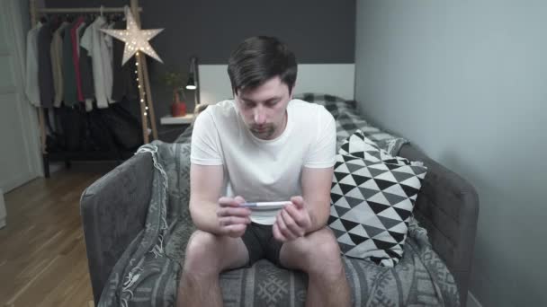 Nešťastný Mladý Muž Podívá Těhotenský Test Rozrušený Chlap Problémy Těhotenství — Stock video