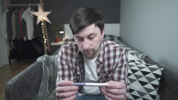 Mutsuz Genç Bir Adam Hamilelik Testine Bakıyor Sevgilisinin Hamileliğinden Dolayı — Stok video