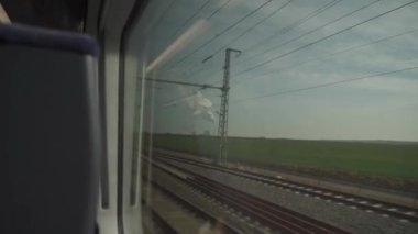 Bavyera, Almanya 'da tren penceresinden görüldüğü üzere iki buhar soğutma kulesi olan nükleer enerji santrali. Avrupa 'da ekoloji ve kirlilik konusu. Güneşli havada fabrika bacalarından duman çıkıyor.. 