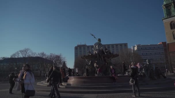 Mars 2022 Berlin Tyskland Neptune Fontän Neptunbrunnen Alexanderplatz Torg Alexanderplatz — Stockvideo