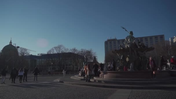 Марта 2022 Берлин Германия Фонтан Нептун Нептунбруннен Площади Александерплац Александерплац — стоковое видео