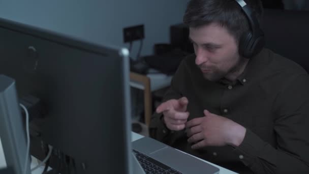 Καυκάσιος Άντρας Ακουστικά Κοιτάζει Την Εργασία Οθόνης Laptop Στο Διαδίκτυο — Αρχείο Βίντεο