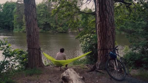 Man Traveling Bicycle Resting Green Hammock Enjoying Scenery Relaxing Woods — Stockvideo
