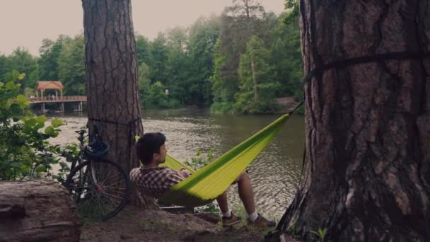 Muž Kole Odpočívající Zelené Houpací Síti Lesích Jezera Cyklista Houpací — Stock video