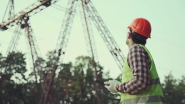 Elektrik teknisyeni mühendisi elektrik şebekesi güç iletimi. Teftiş üretim tesisi, voltaj kontrolü. Tablet bilgisayarlı mühendis güç hattında. Endüstri kavramı