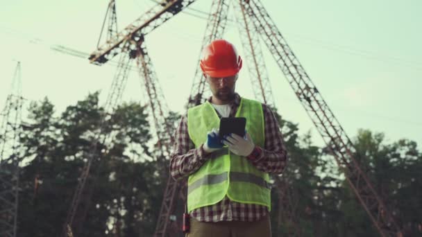 Engineer Hardhat Using Tablet Computer Power Station Inspecting Worker Using — Stockvideo