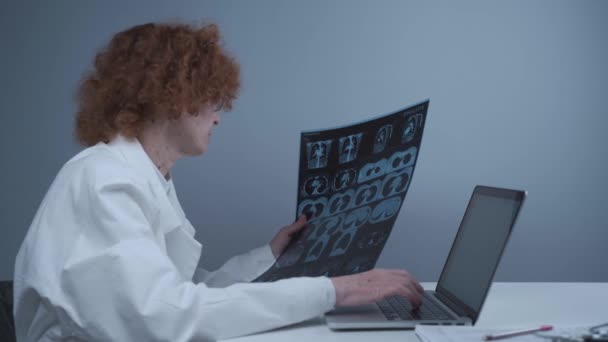 Radiologista Descreve Resultados Tomografia Paciente Digitando Laptop Enquanto Está Sentado — Vídeo de Stock