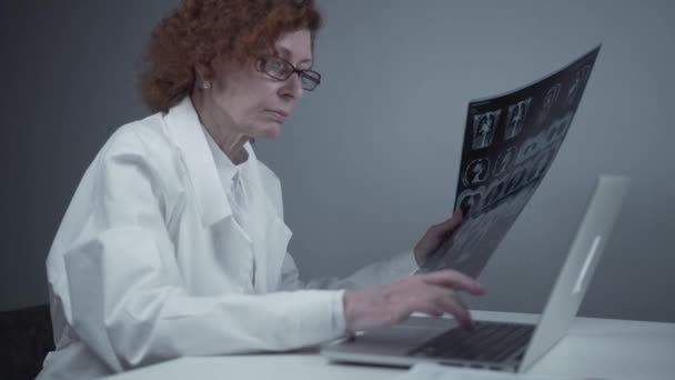 Radiologa Femminile Descrive Risultati Della Tomografia Dei Pazienti Digitando Sul — Video Stock