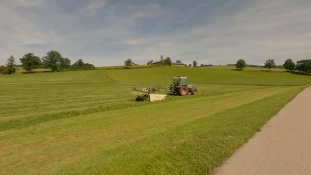 นายน 2022 เยอรม เคมป เกษตรกรในบาวาเร ดหญ าในท งในฤด เกษตรกรท ปกรณ — วีดีโอสต็อก