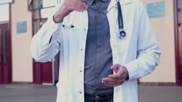 Студент Медик Білій Лабораторії Стетоскоп Перед Університетом Дивлячись Камеру Одягаючи — стокове відео