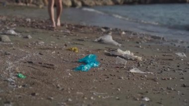 Kirli Akdeniz çakıl taşları deniz kıyısı. Çevre kirliliği. Ekolojik bir sorun. Kıbrıs kıyılarında plastik atık. Plaj plastik kirliliği. Gezegeni kurtar. Doğadaki çevre felaketi